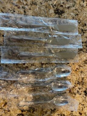 Oneida  Chatelaine Butter Knives & Grapefruit spoons